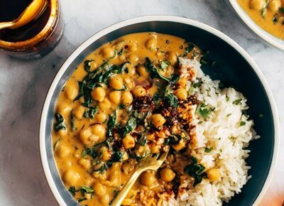 A Flavorful Adventure: Chickpea Curry with Spinach and Rice