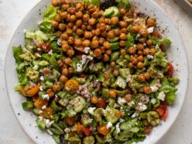 A Quick and Healthy Pan Salad with Crispy Chickpeas